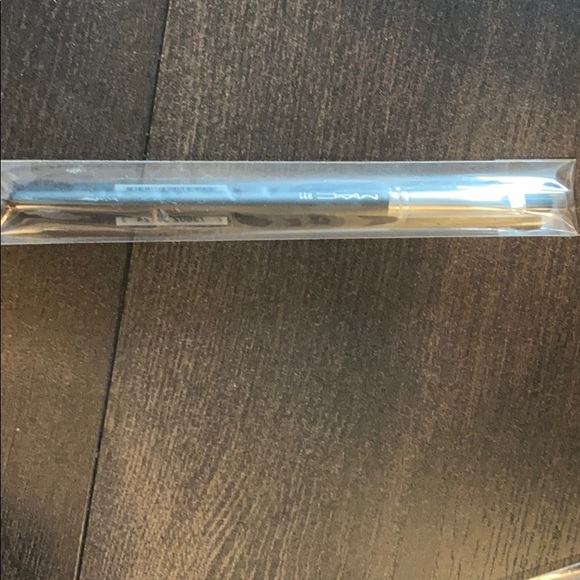 MAC
233 Split Fibre Eye Shadow Brush - Picture 2 of 3